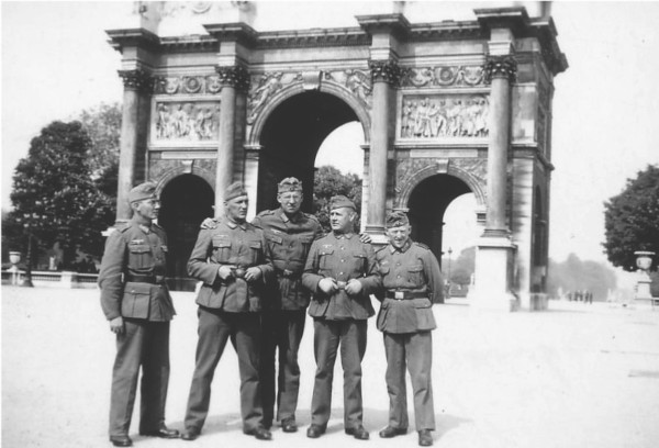 German soldiers at the Arc de Triomphe du Carrousel, 1940