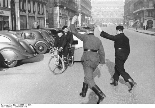 German soldiers in Paris hail a taxi-velo