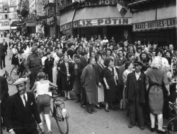 Crowds queueing for food in Paris