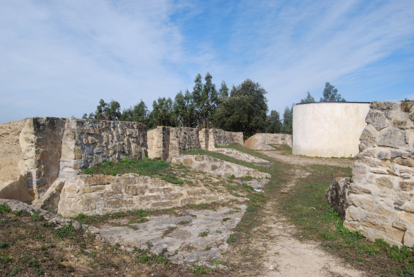 A smaller redoubt covering the flank of Fort San Vicente © Tom Williams