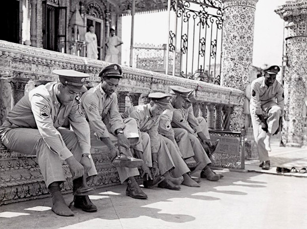 US soldiers remove their shoes before entering the Calcutta Jain Temple, 1943